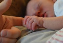 Things you should know about carrying and holding a Newborn